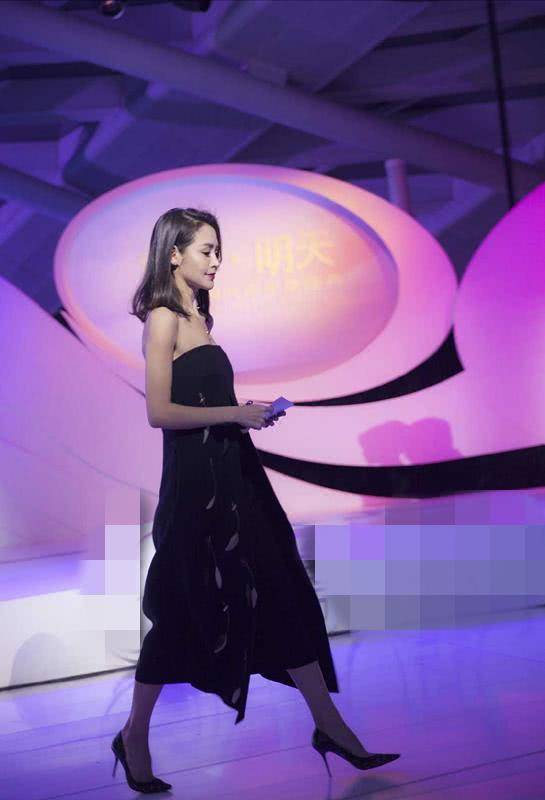 于明加|于明加厉害，把抹胸连衣裙开高叉变成长款抹胸，普通人hold不住