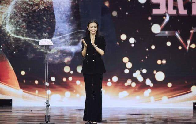 于明加|于明加厉害，把抹胸连衣裙开高叉变成长款抹胸，普通人hold不住