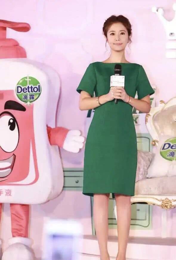 颜色|时尚黑洞林心如，粉色蓬蓬裙配黑鞋，颜色搭配奇怪