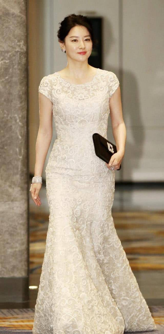 设计|李英爱的高级贵妇感很难被超越，穿刺绣鱼尾连衣裙，美得不可方物