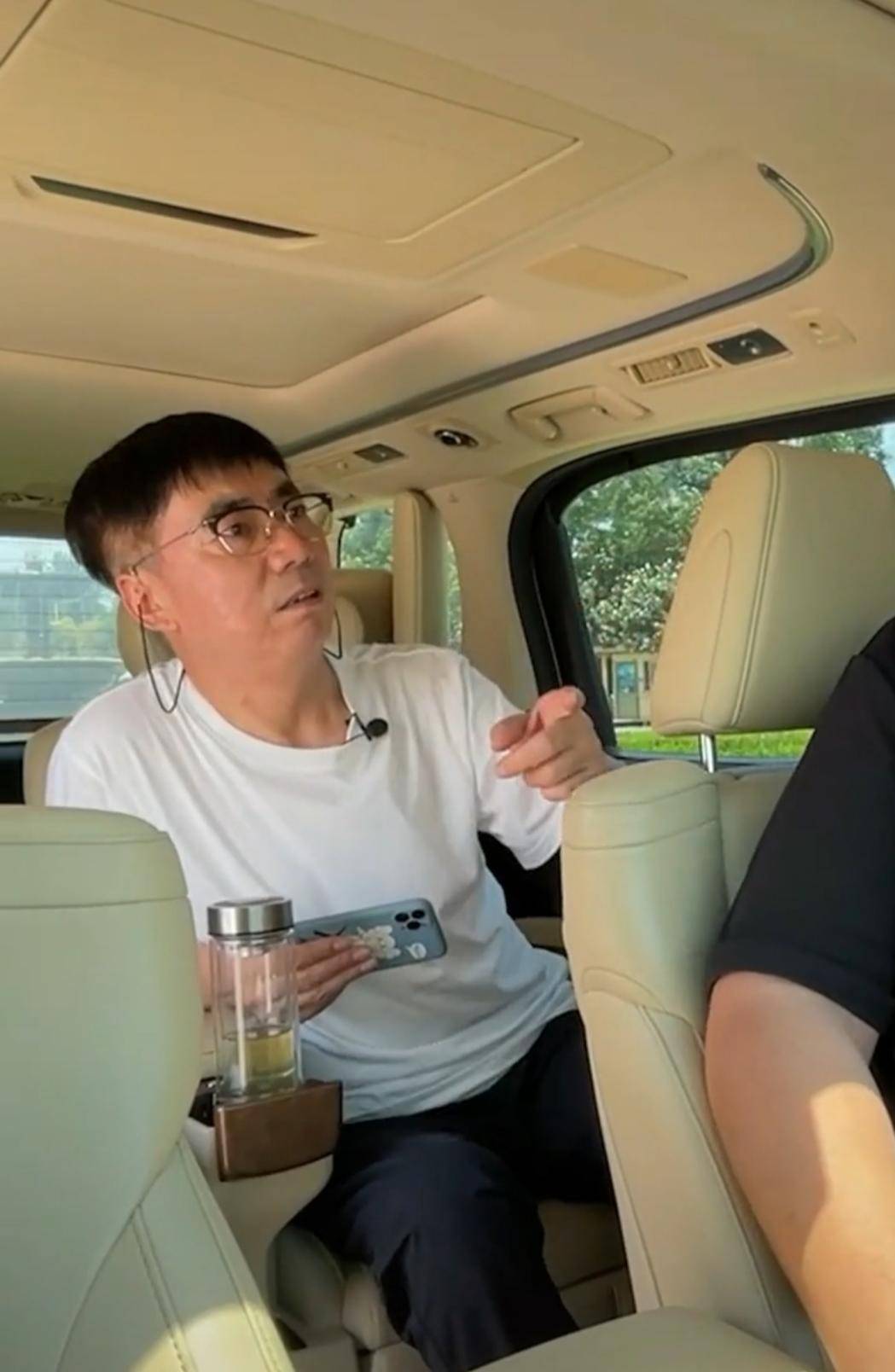 56岁范明与千万网红购二手车 路人求与网红合影 范明却未被认出 网友