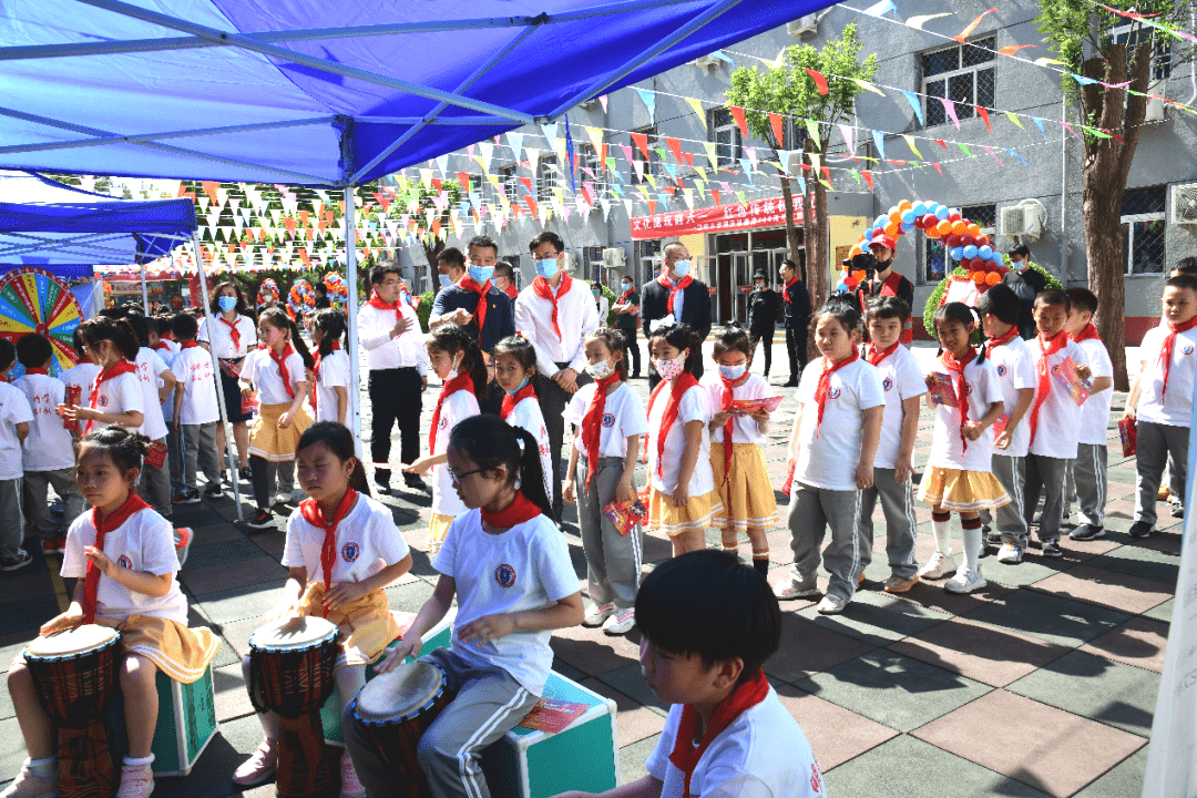 通州区领导与北海幼儿园通州区第四中学小学部学生共度儿童节