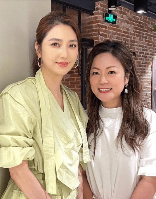 洪欣|洪欣长款风衣直接当裙穿，休闲随性时尚，纯天然美貌怼脸拍也自信