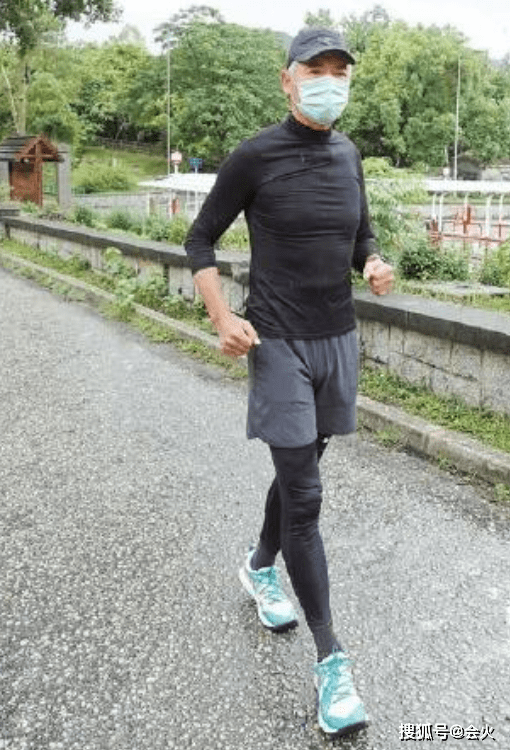 周润发头顶旧帽子皱得变形,鬓发花白身上肌肉壮硕