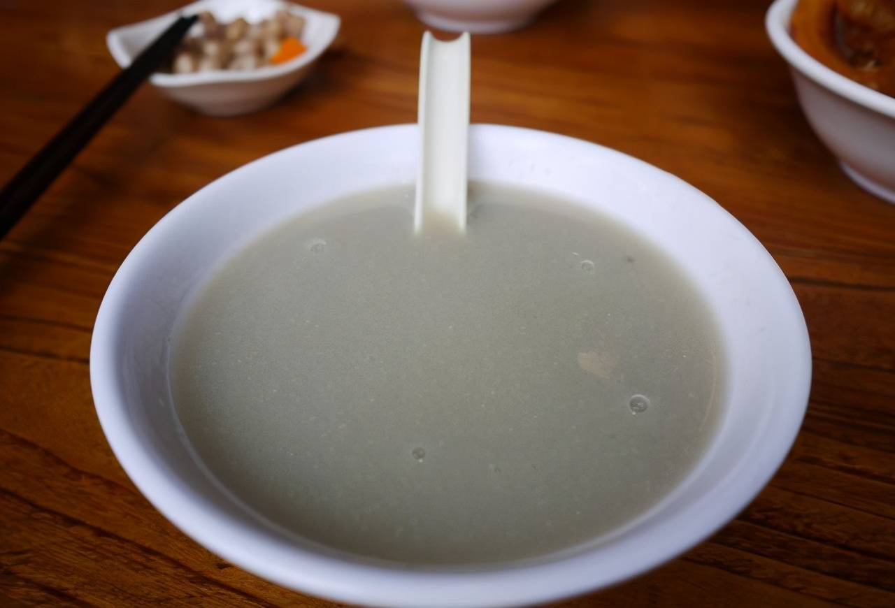 就是这样一碗在外地人看来黏糊糊不太美观的食品,河南人早上要是糜行