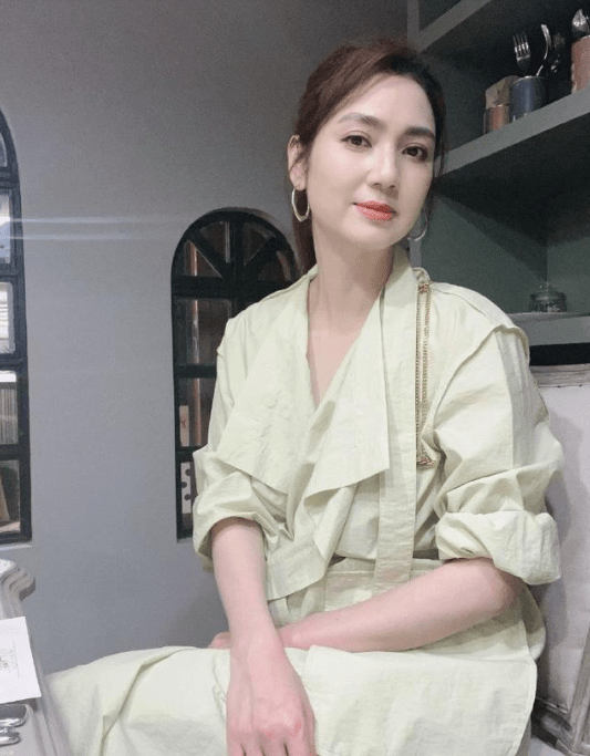 洪欣|洪欣长款风衣直接当裙穿，休闲随性时尚，纯天然美貌怼脸拍也自信