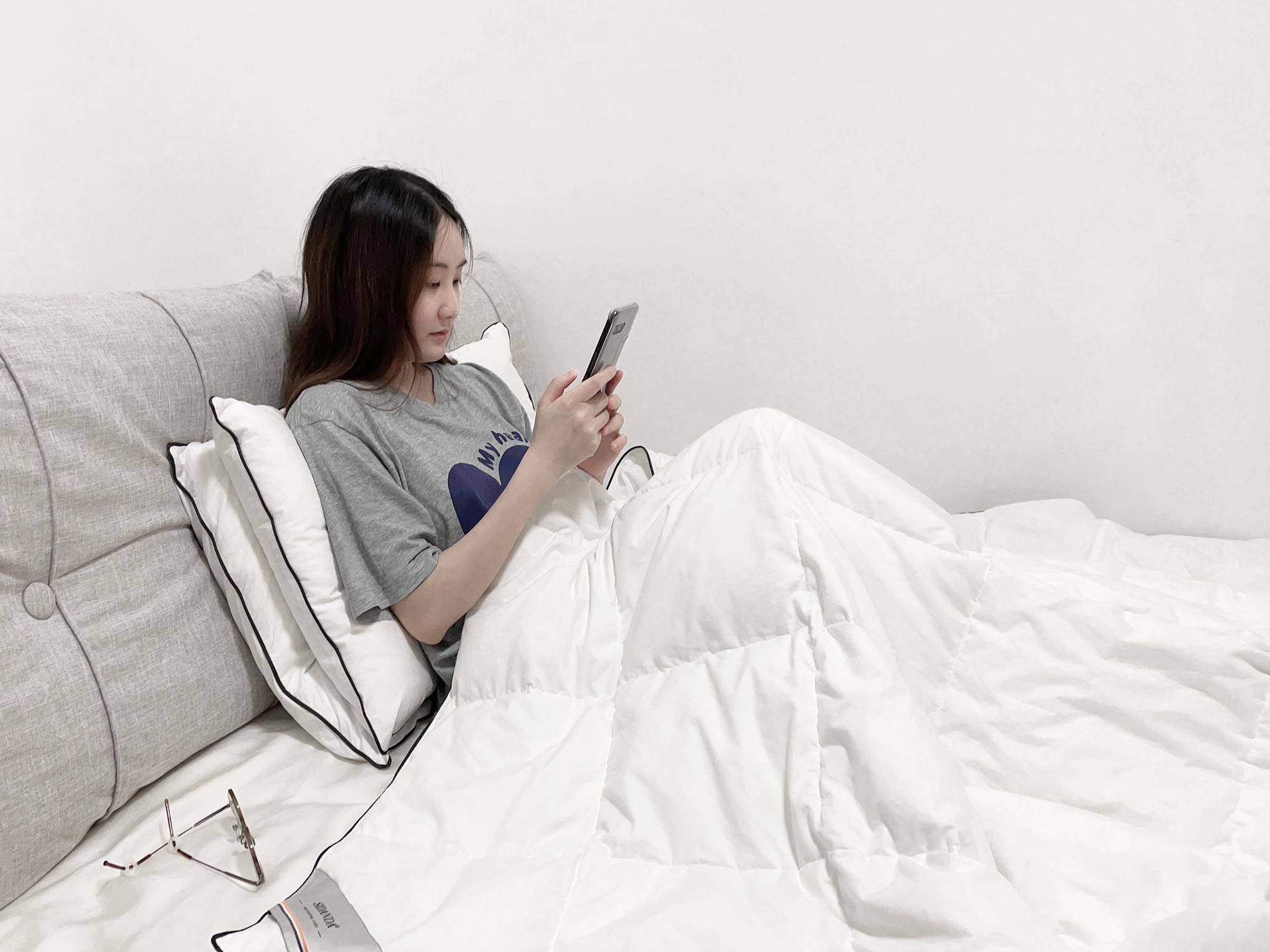 ▼偶尔还喜欢趴着玩手机.