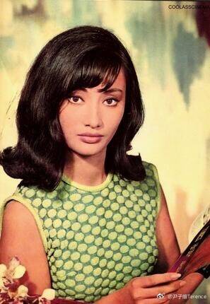 一名星二代,他的父母都是演员,妈妈是中德混血儿,长得很漂亮,叫胡燕妮