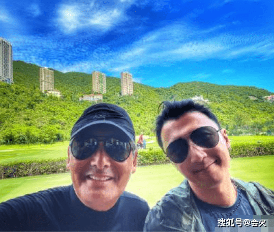 周润发头顶旧帽子皱得变形,鬓发花白身上肌肉壮硕