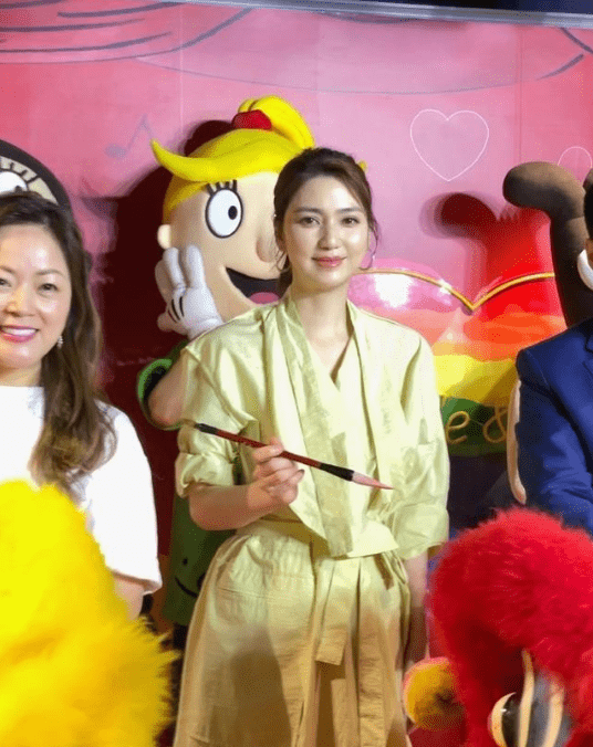 洪欣|洪欣长款风衣直接当裙穿，休闲随性时尚，纯天然美貌怼脸拍也自信