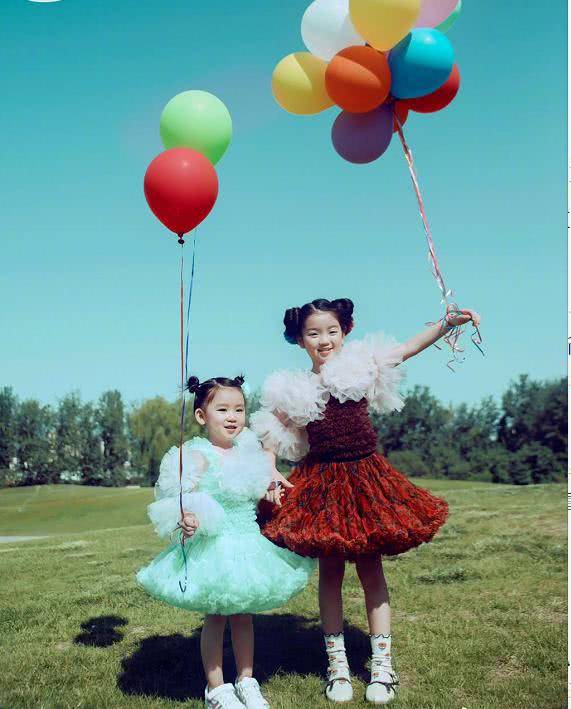 父女|阿拉蕾与妹妹拍摄写真,两姐妹五官非常相似,身着蓬蓬裙甜美可爱