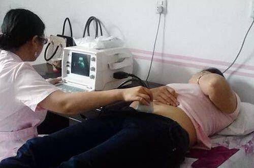 什么|带婆婆去看病，见老公搂着个孕妇，婆婆一番话俺离家出走