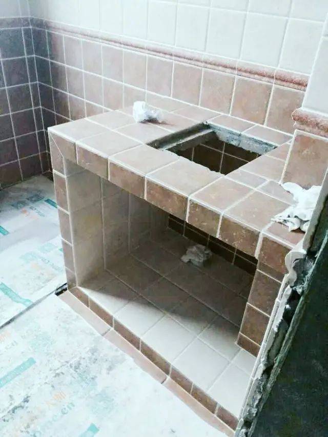 确定差长宽高等,然后你就按照图纸搭建框架,之后就是用瓷砖等进行铺贴