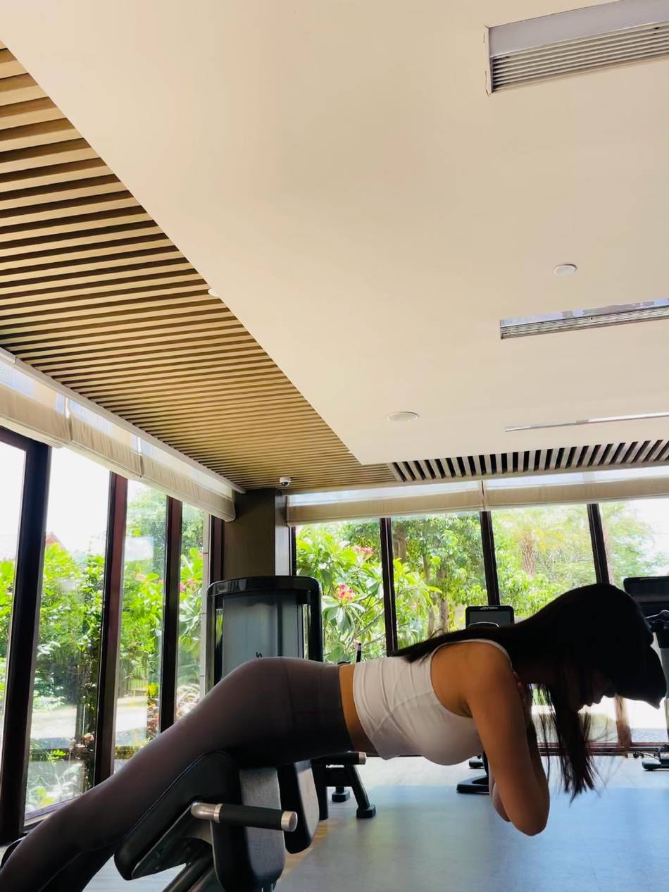 原创徐冬冬7月6日晒健身美照!薄衫难掩s型曼妙好身材,腰臀比太吸睛