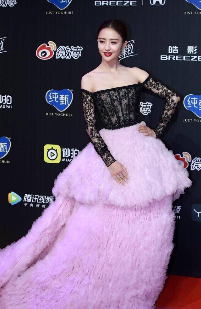 设计|佟丽娅终于妩媚一回，穿半透视薄纱太妩媚，粉色蓬蓬裙有很少女感