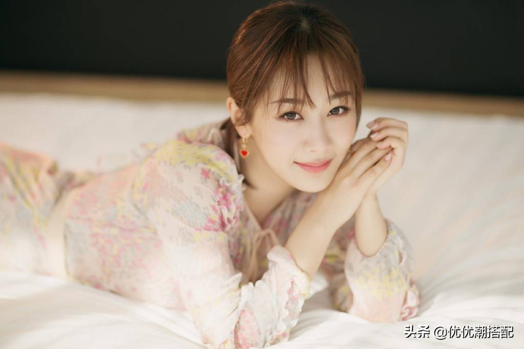 冒泡|杨紫穿连衣裙美到冒泡,关晓彤演绎轻熟风,阚清子形象大改认不出