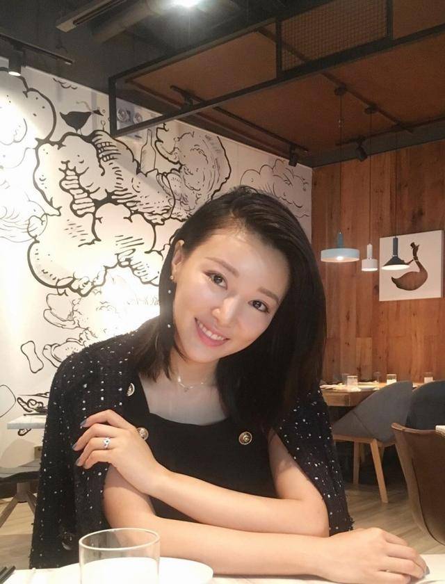 港姐出身,在tvb还没大红就离开了,今悄悄奉子成婚嫁神秘老公
