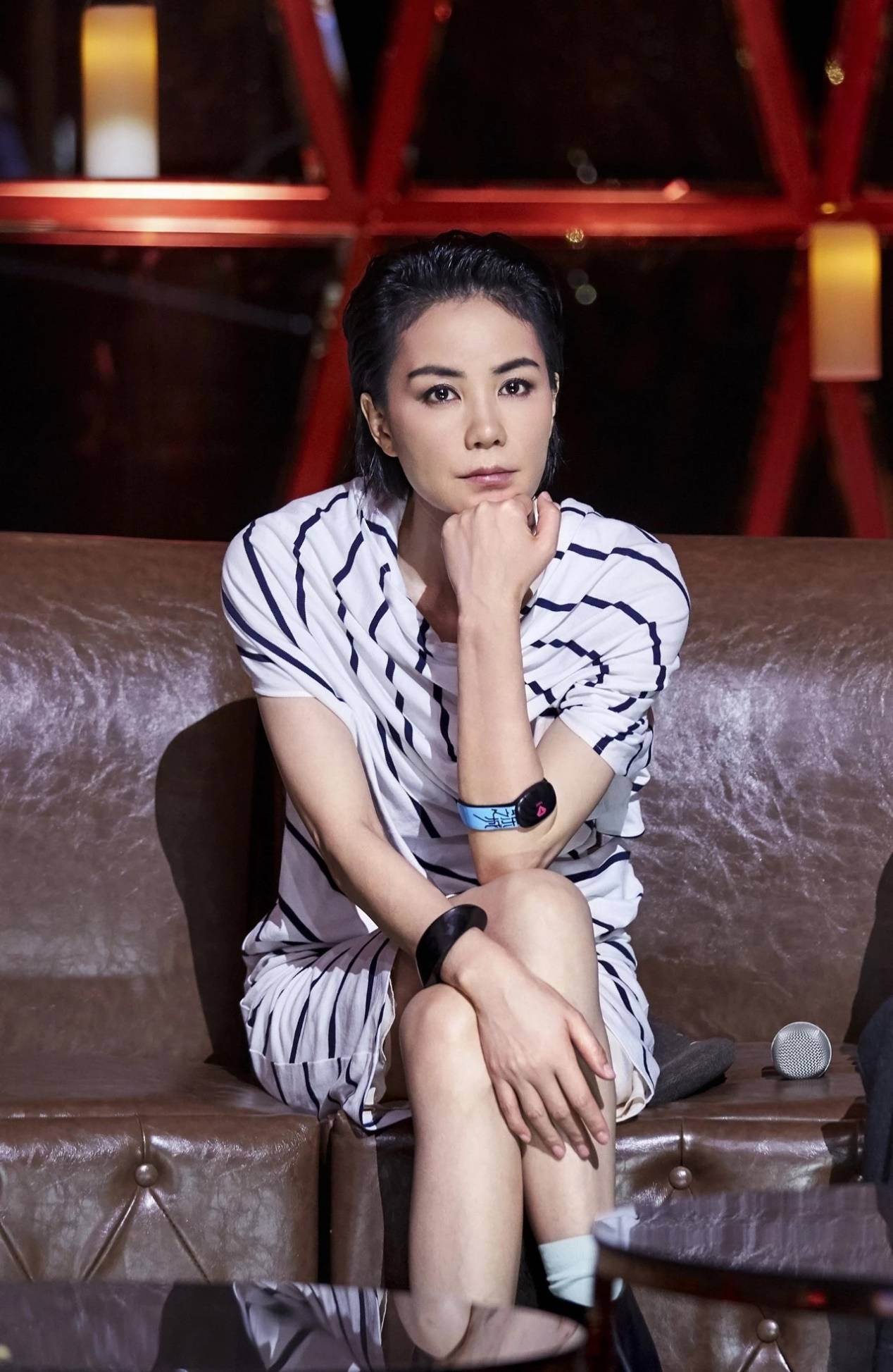 显得|王菲真是不服老，穿百褶长裙气质脱俗，但脸上皱纹暴露了年纪