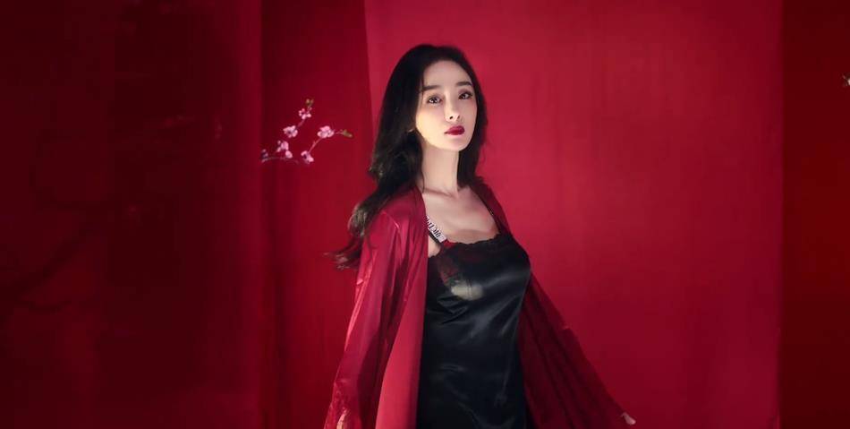 黑色|杨幂吊带真丝睡衣大秀好身材！雪肤娇嫩性感撩人