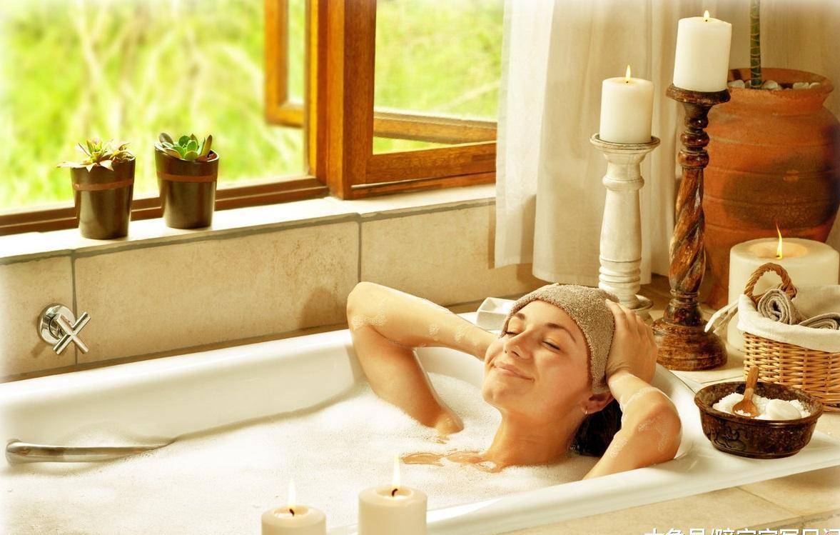 因为|22岁妈妈不听老人劝，产后第二天洗澡，半夜浑身难受开灯后吓哭