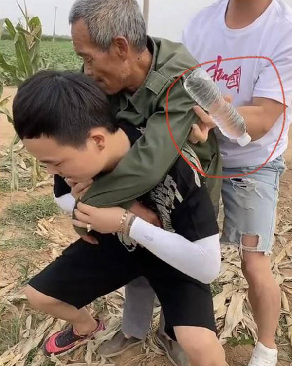 嘎子哥救人疑为摆拍人设崩塌是自甘堕落也是娱乐圈的悲哀