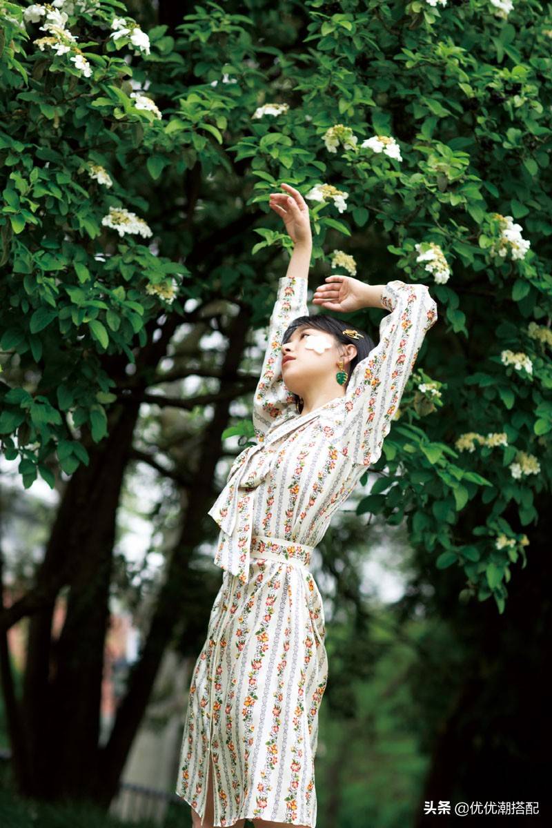 冒泡|杨紫穿连衣裙美到冒泡，关晓彤演绎轻熟风，阚清子形象大改认不出