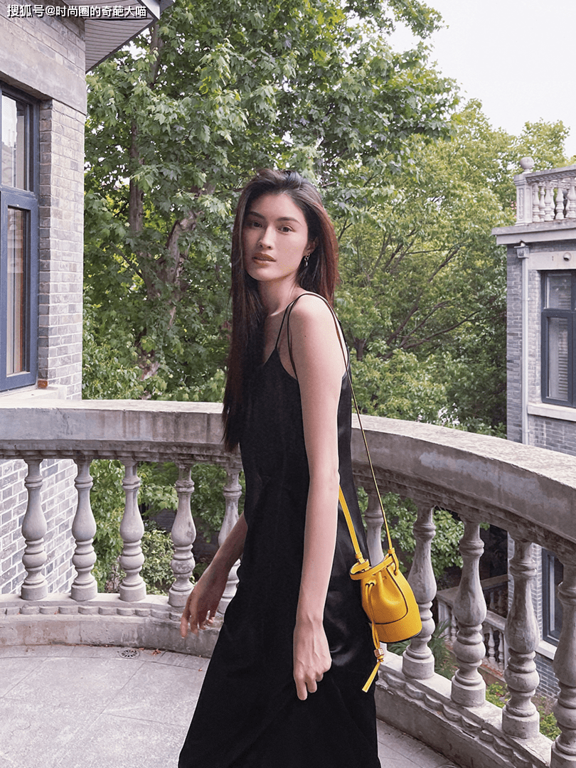 马甲|夏日时髦公式来袭！全套照搬完全OK，难怪超模们街拍也不输秀场