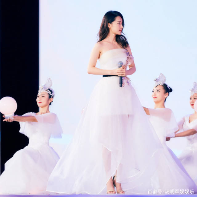 仙女|“妖精”还是“仙女”？李沁演绎长裙魅力，男生们还承受得住？