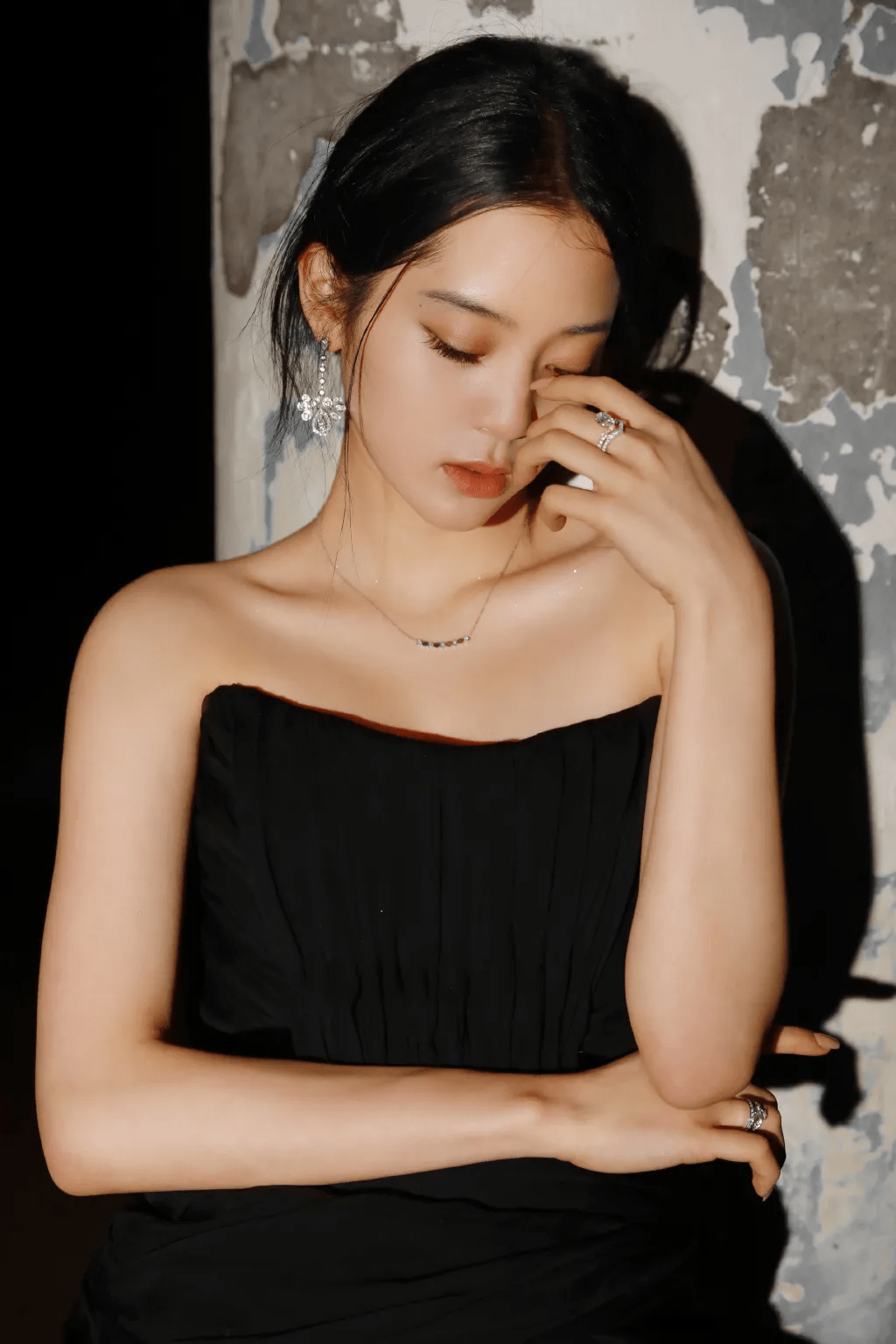 当年为欧阳娜娜拍的一组海边红裙图一夜出圈,还随