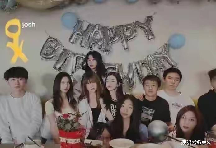 背心|王菲15岁女儿参加聚会被拍！穿吊带背心秀好身材，四肢纤细皮肤白