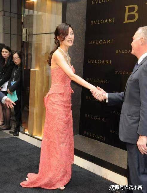 51岁李嘉欣越老越敢穿 88b99a68b40f47c1a61373b719743ce1.jpeg