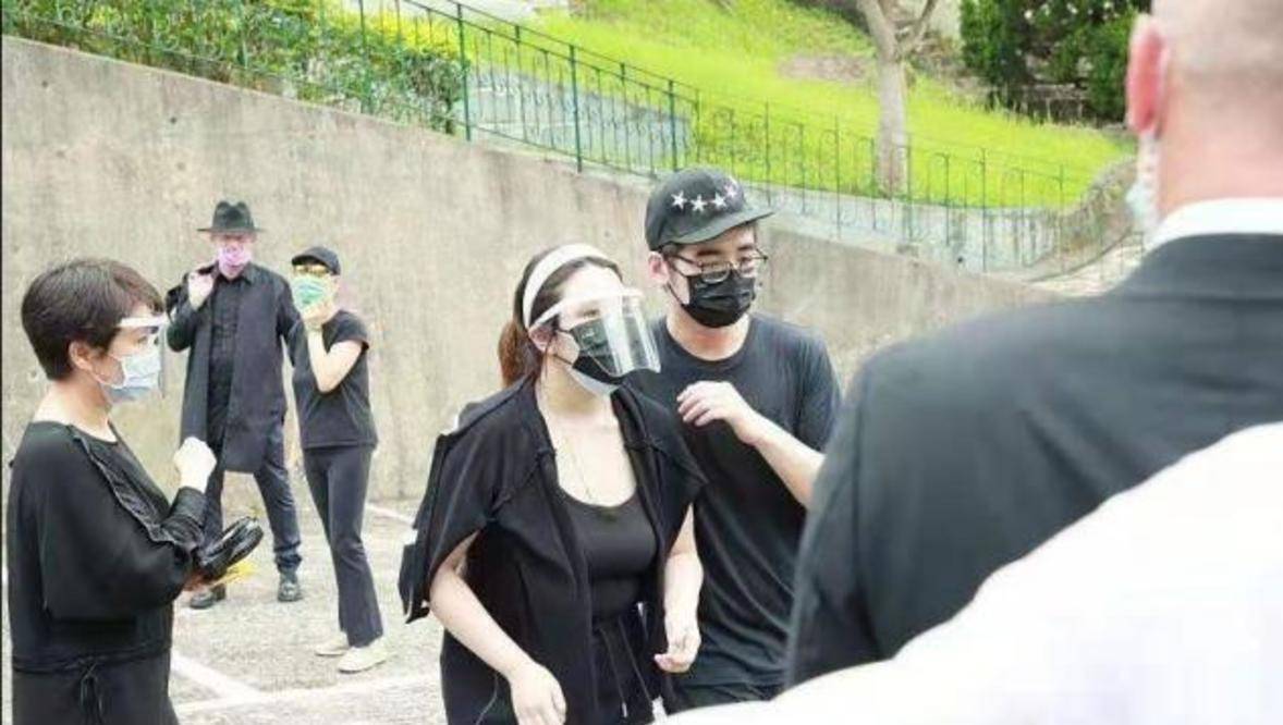 何超盈|赌王下葬现场,三太露面被多人搀扶,何超琼满头白发老太快!