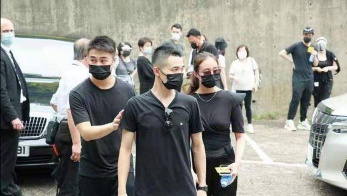 何超盈|赌王下葬现场,三太露面被多人搀扶,何超琼满头白发老太快!