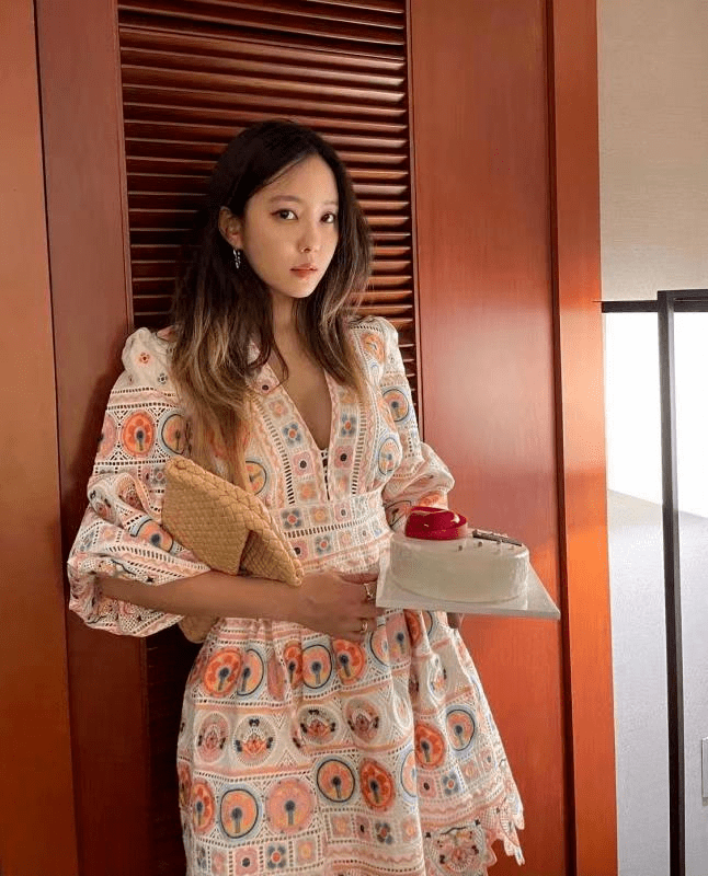 黑色|原来曾黎至今还未婚，难怪保养得那么好，身穿印花连衣裙高级减龄
