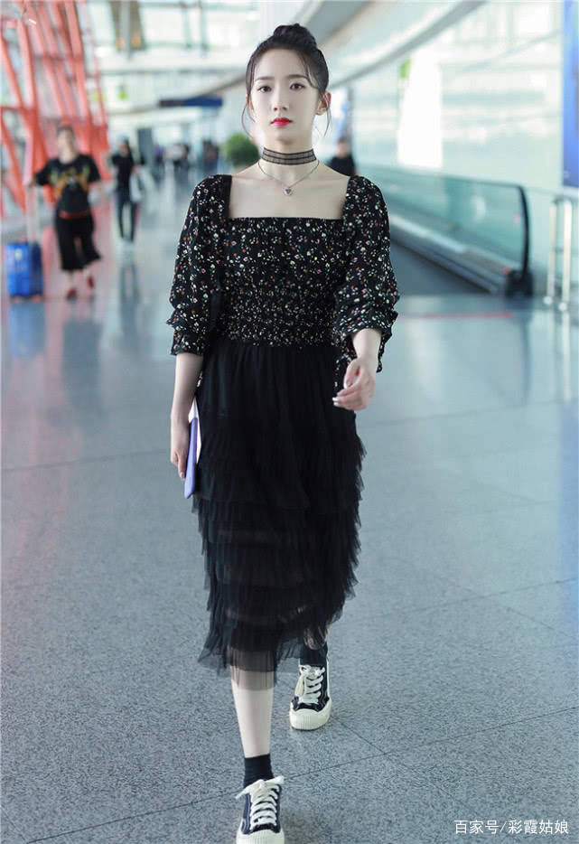 火箭少女|光顾着看孟美岐的脸蛋了，当看到裙子下的“莲藕腿”后，爱上了！