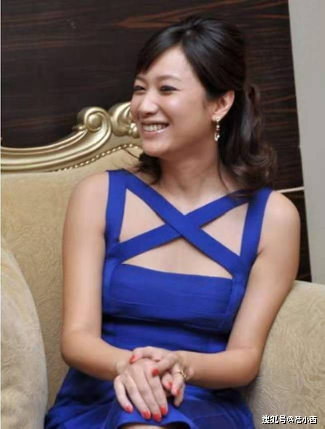 身材|徐静蕾果真是人美胆大，穿深蓝色吊带裙亮相，显身材更显优雅气质