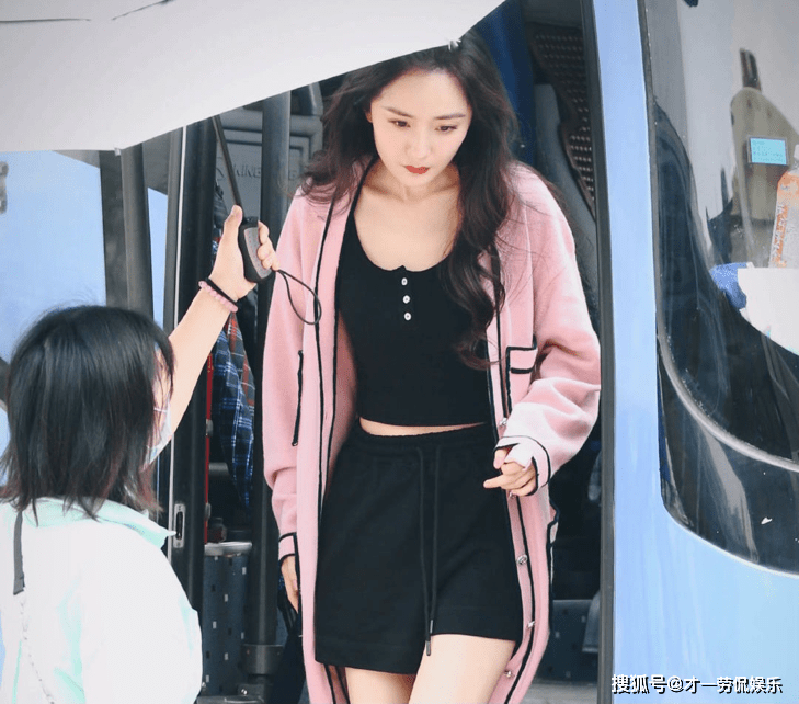 内地|杨幂撞衫韩国女星金智妮，同为性感俏皮路线，谁更胜一筹？
