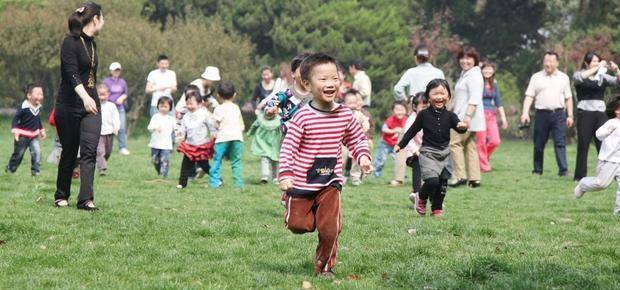 家长|冬季幼儿园频现父母“睡衣秀”：你的邋遢，正让孩子无地自容