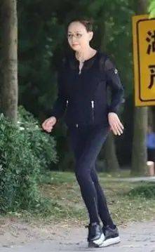 黑色|宋丹丹杨紫罕见同框，脸出油肚腩凸起来了，一个比一个胖的真实！