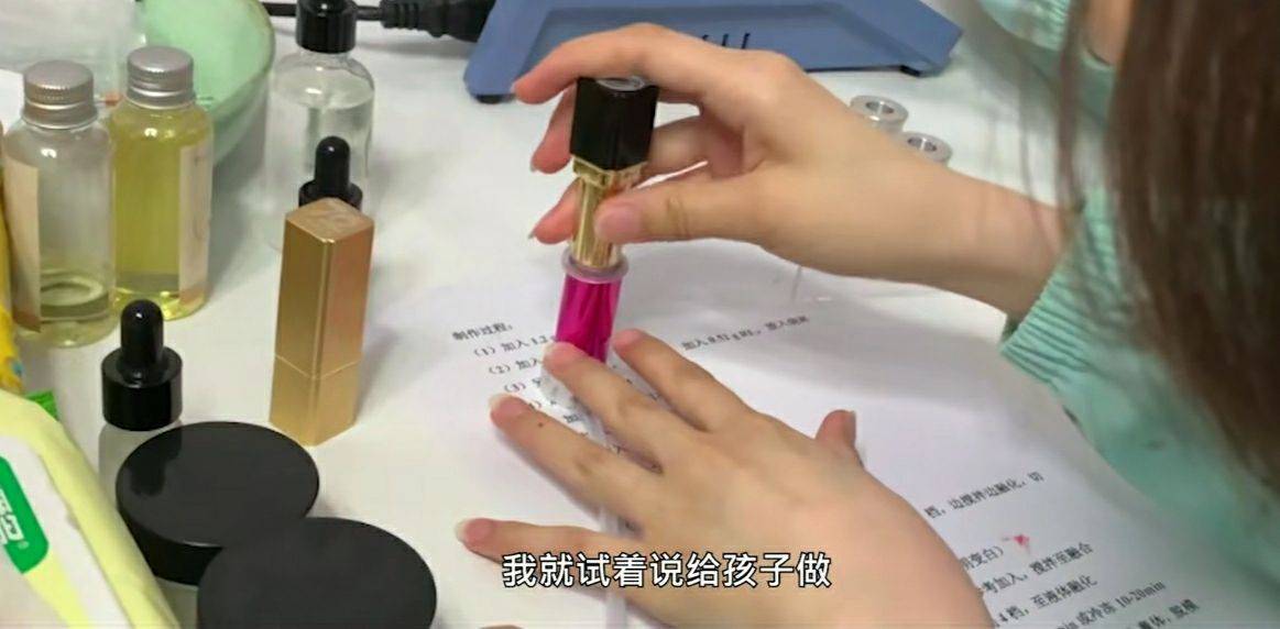女孩子|高校老师亲手制作105支专属口红，送给毕业生：福利真够大