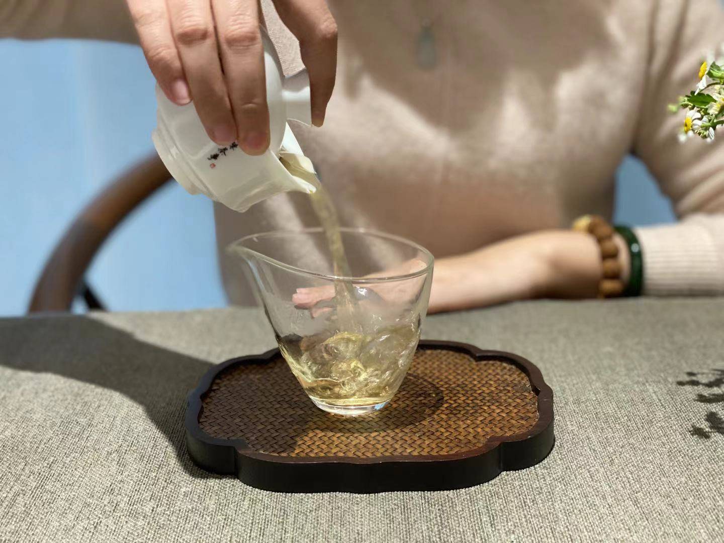 原创攻略来了冲泡白茶饼的详细流程看一次就能学会