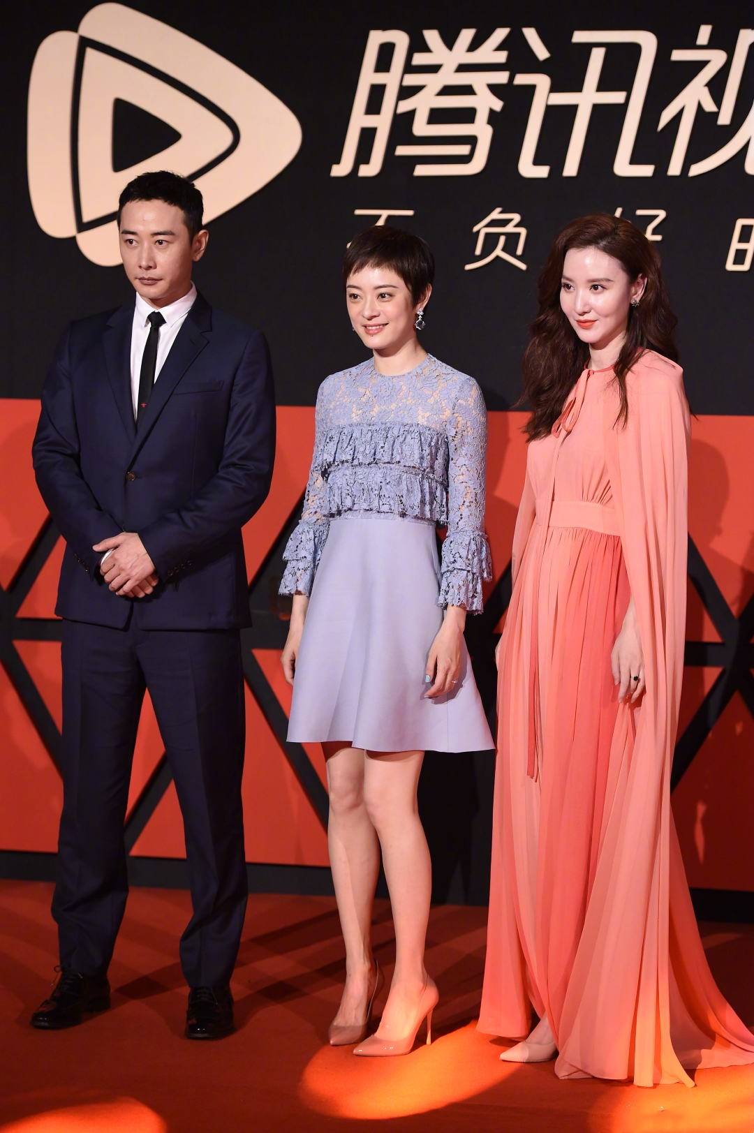 好身材|压轴走红毯，孙俪一袭荷叶蓝裙终于不低调，气场却输张萌红斗篷裙