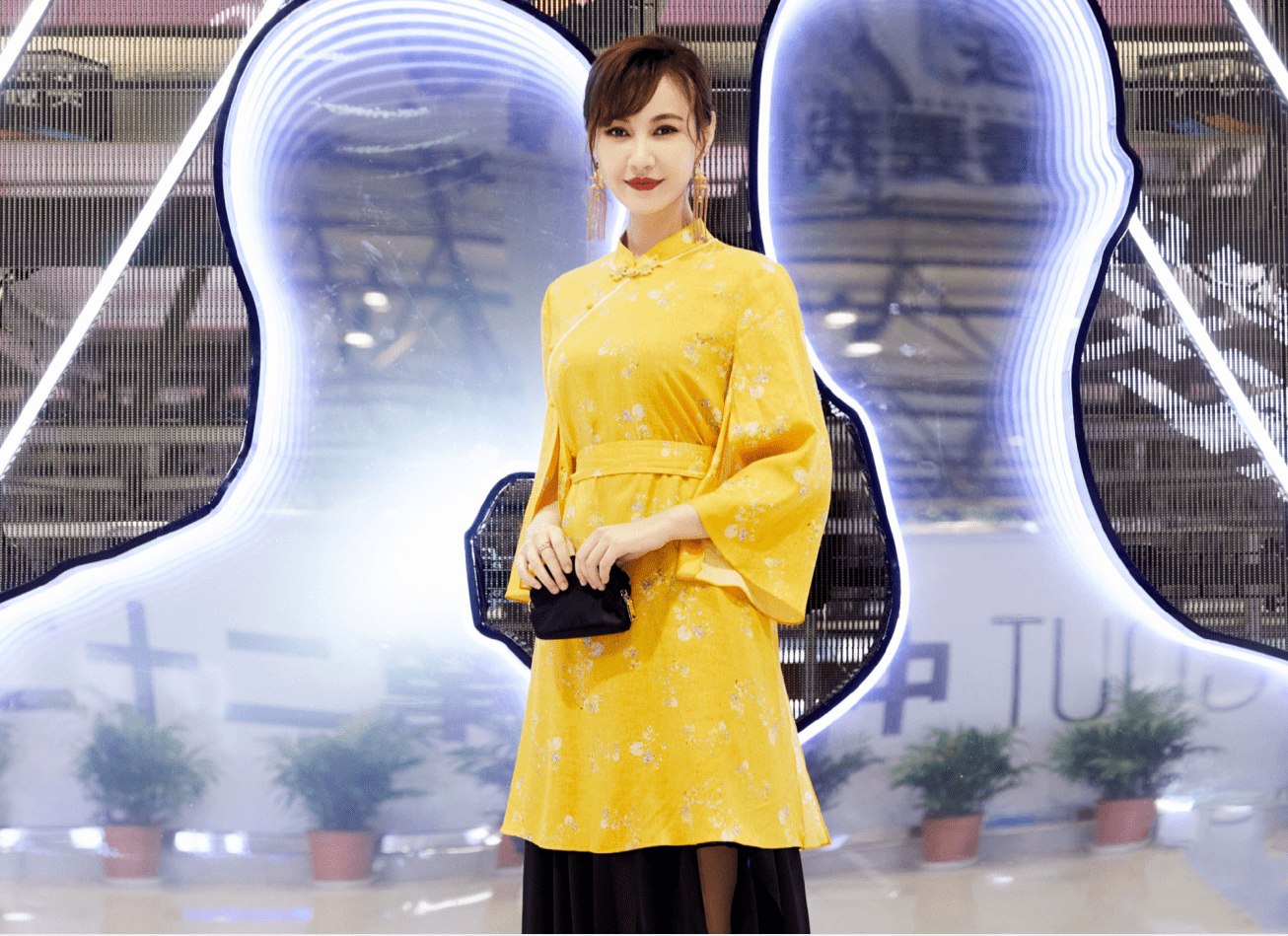 &quot|42岁＂江玉燕＂杨雪也老了，生图下皮肤有点粗糙，但穿旗袍还挺美