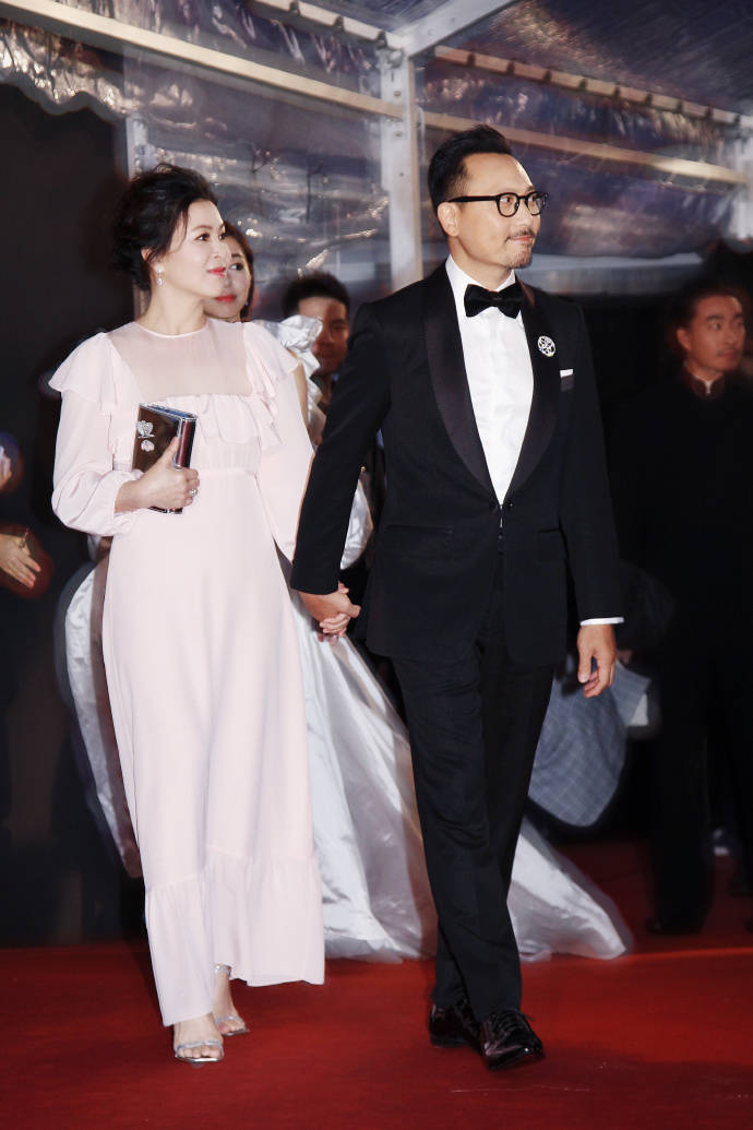 长得漂亮,和帅气男友只恋爱不结婚,如今51岁颜值越活越年轻_潘灿良