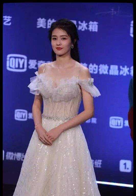 黑色|爱奇艺尖叫之夜第一波红毯图来袭,朱丹造型被吐槽!