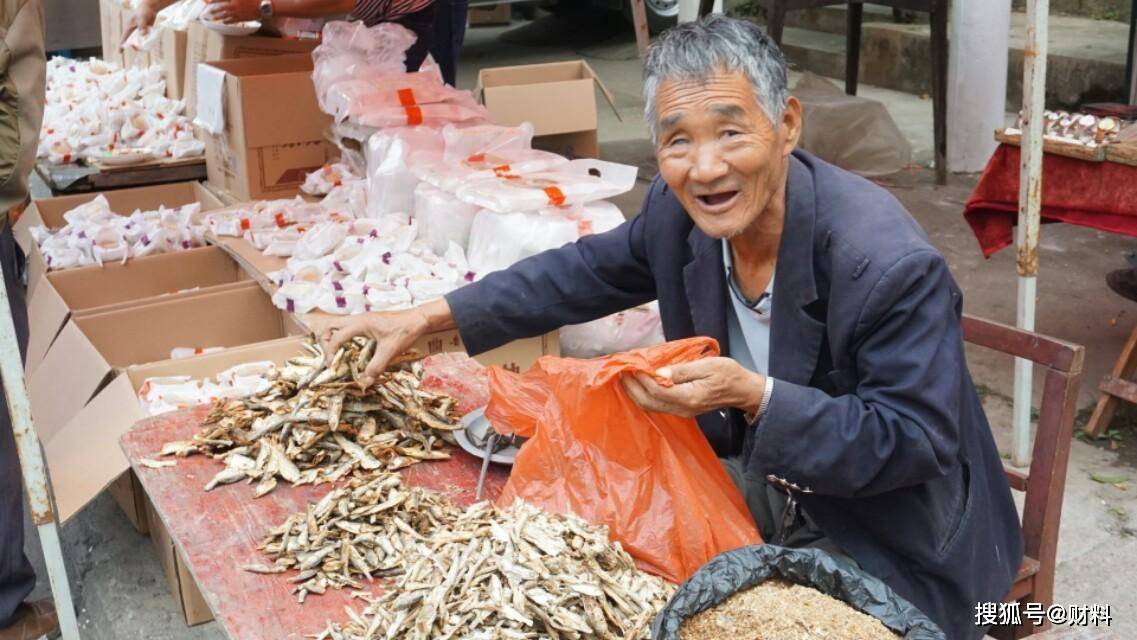 成本|一年卖出12亿包，小鱼干成新宠！成本却只有4角，其中有何猫腻？