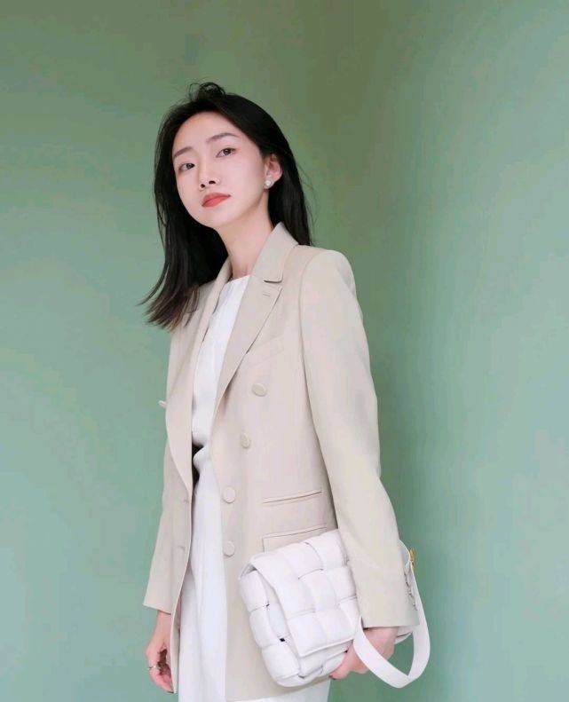 短裙|夏日穿搭要以简约实用为主，合适的穿搭，能把整个人衬得更有魅力