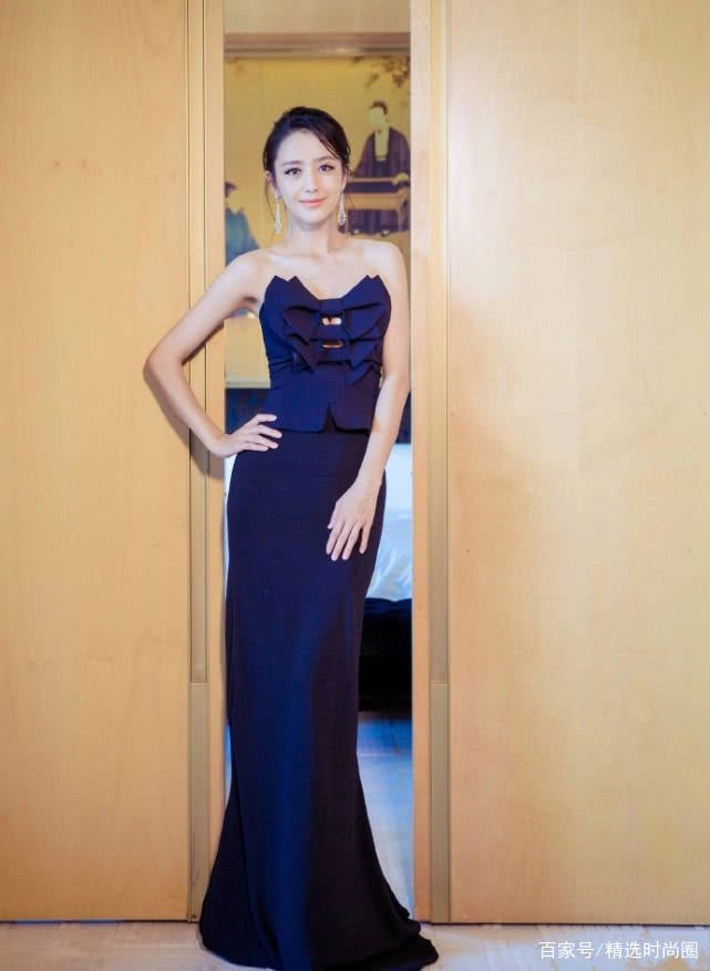 佟丽娅|佟丽娅大胆尝试，烈焰红唇配香槟色开叉裙，美到不敢认！