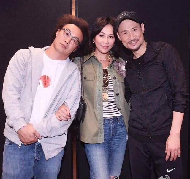 黑色|刘嘉玲参加美术馆开幕,跟富婆合影靠边站,但状态比年轻人还好!