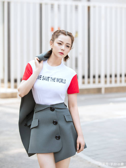 刘一|刘一含时尚感真强，紧身T恤配西装短裙，意外成微胖妹子穿衣榜样